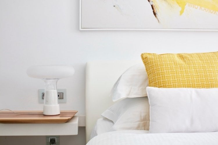 mediterranes-wohnen-modern-luxus-schlafzimmer-weiss-minimalistisch-kissen-gelb
