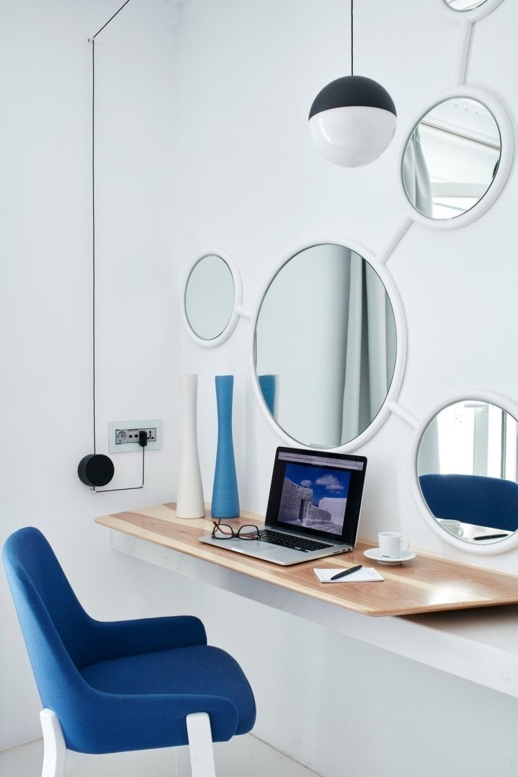 mediterranes-wohnen-modern-luxus-spiegel-rund-wandgestaltung-weiss-blau