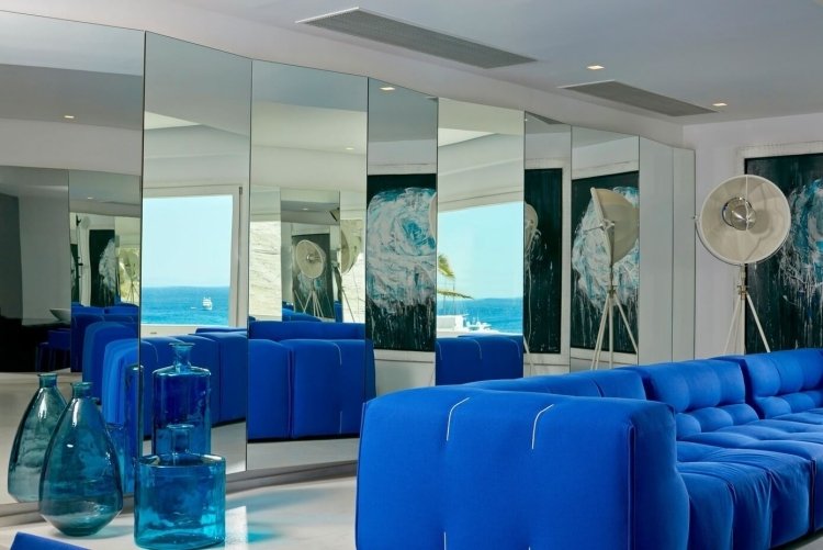 mediterranes-wohnen-modern-luxus-spiegelwand-couch-sofa-blau-ultramarin