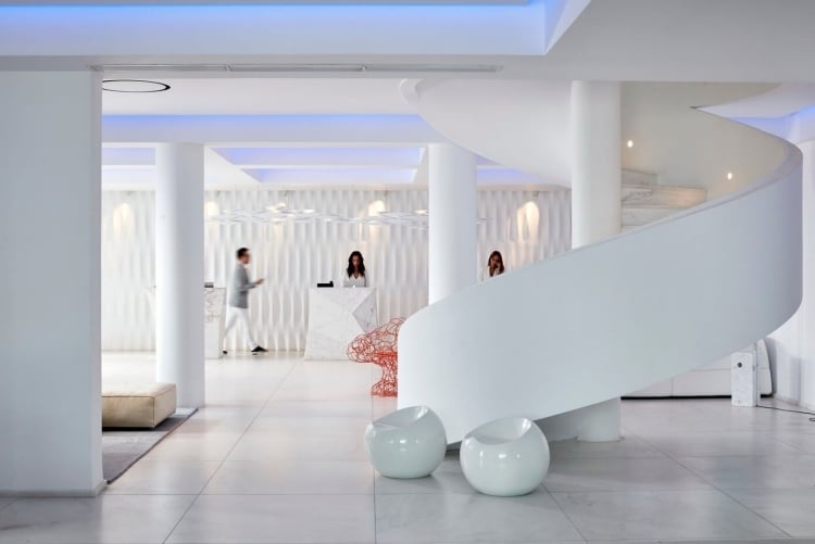 mediterranes-wohnen-modern-luxus-treppe-design-spirale-marmor