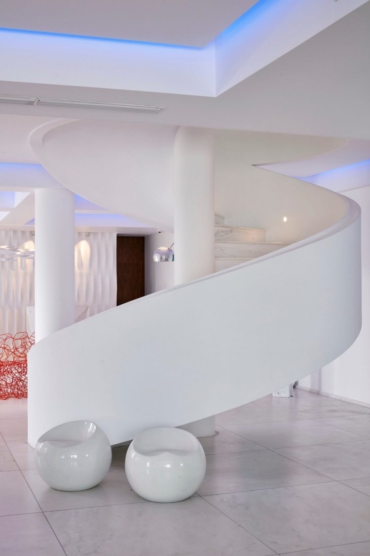 mediterranes-wohnen-modern-luxus-treppe-sprirale-weiss-minimalistisch-indirekte-beleuchtung