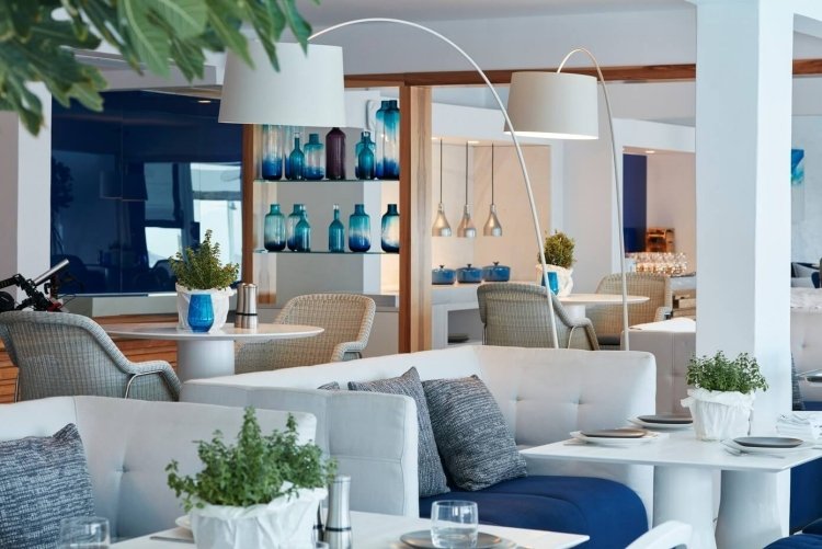 Mediterranes Wohnen -modern-luxus-weiss-blau-interior-kissen-glas