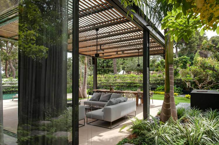 modern-luxus-haus-exotische-pflanzen-palmen-terrasse-terrassenueberdachung
