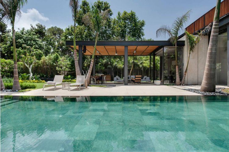 modern-luxus-haus-pool-palmen-exotisch-lounge-terrassenueberdachung
