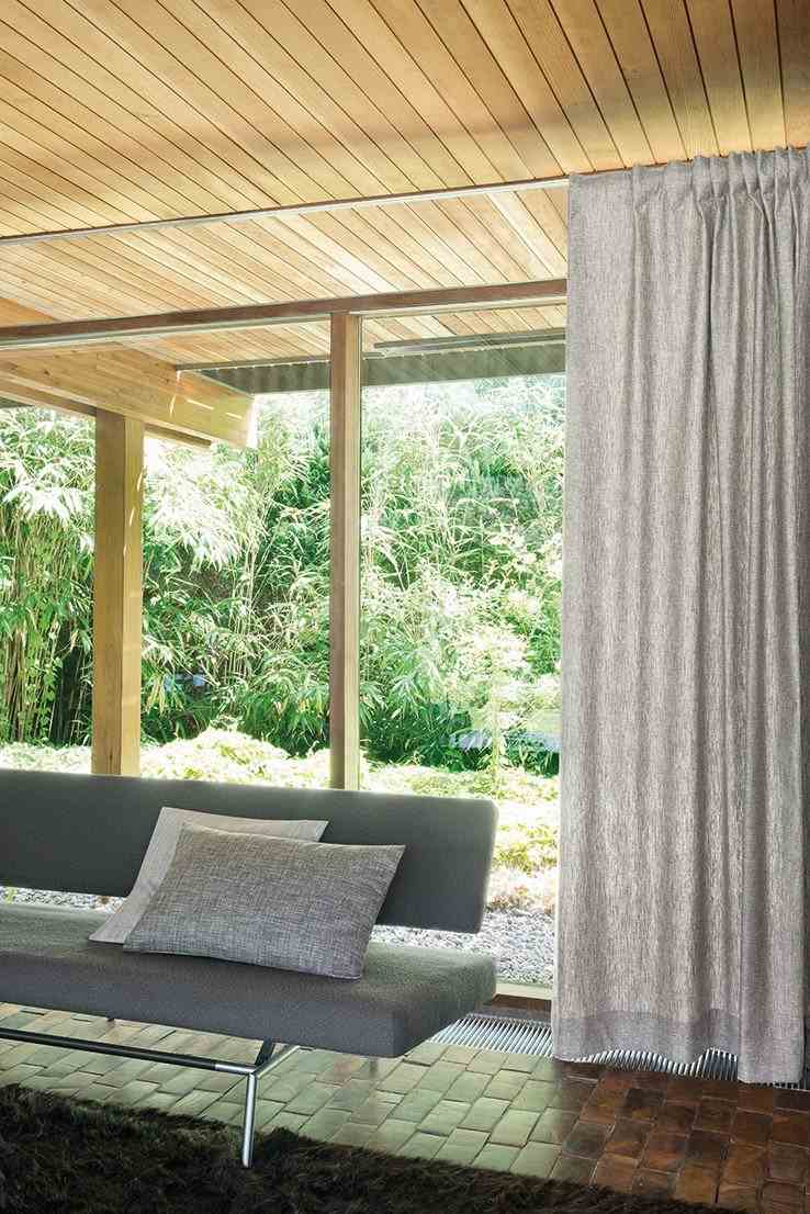 moderne-gardinen-vorhaenge-leinenstoffgrau-blickdicht-wohnzimmer-couch-polster