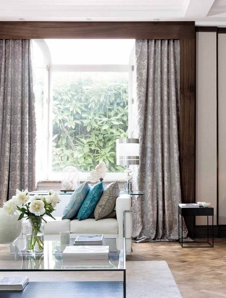 moderne-gardinen-vorhaenge-leinenstoffwohnzimmer-muster-ornamente-kissen-polsterstoff-couch