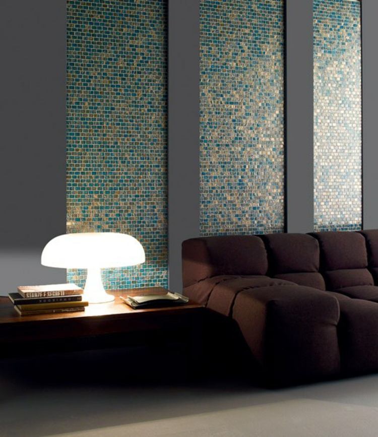 mosaik fliesen design aurore-akzent-wandgestaltung-streifen-braun-couch