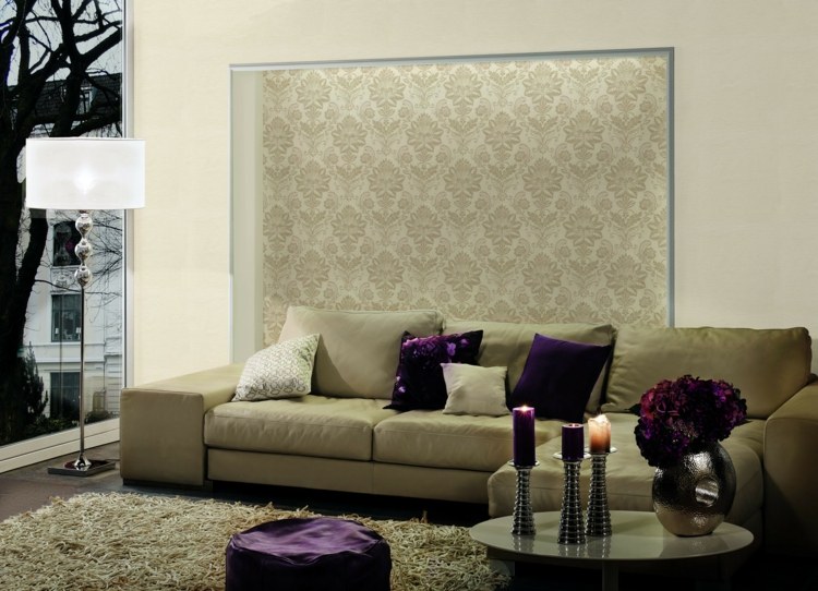 muster dekorieren damast-motive-romantisch-akzentwand-beleuchtung-wohnzimmer-purpur-deko
