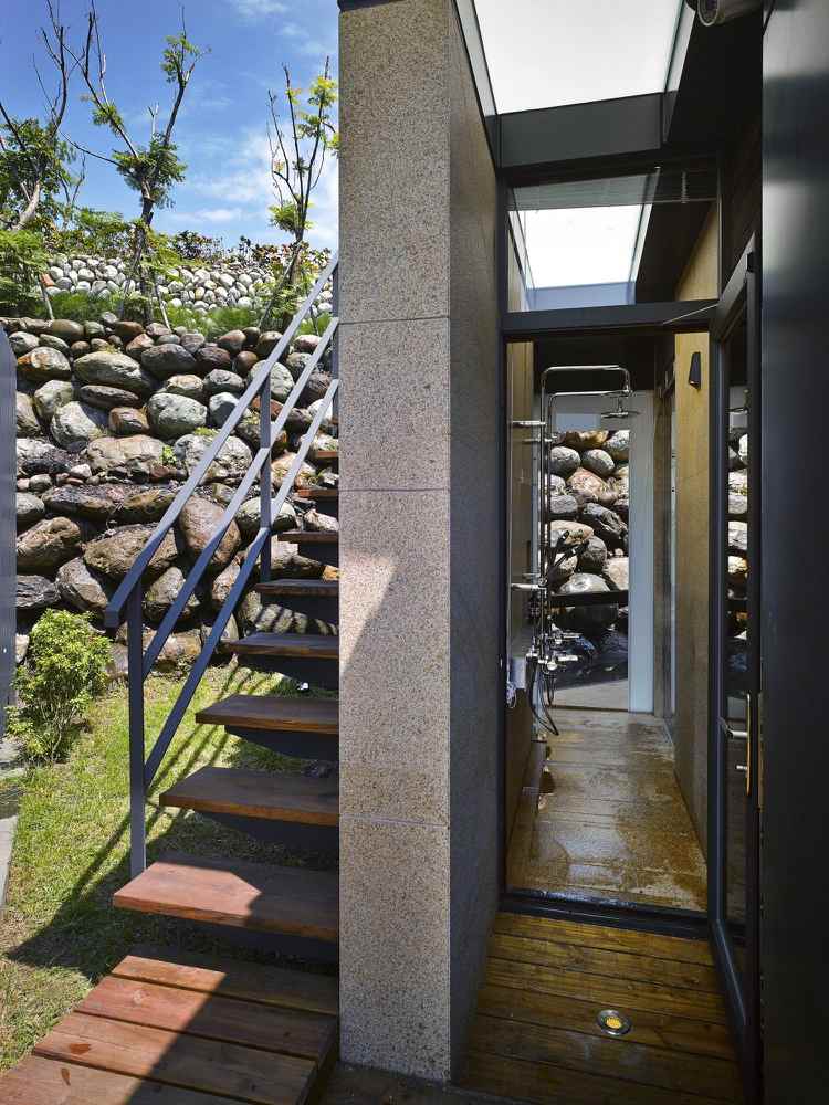 natursteine-findlinge-moderne-architektur-garten-dachterrasse-treppe-aussen