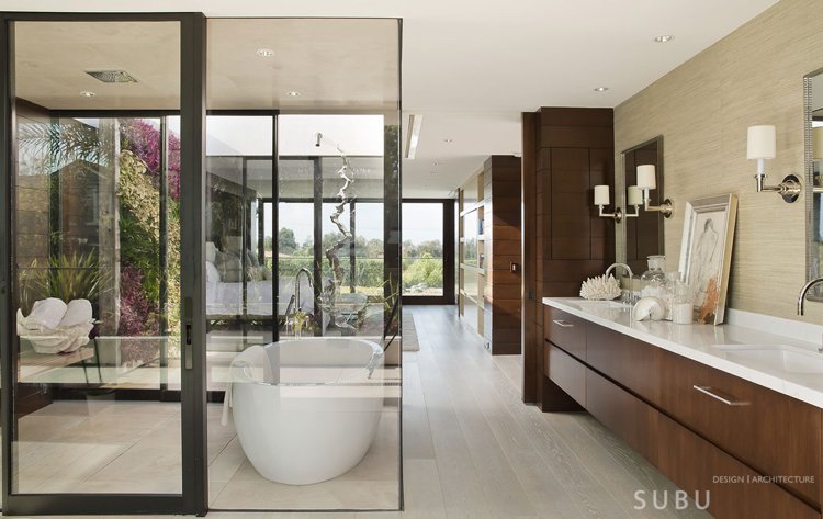 offene-raumgestaltung-helle-farben-modern-badezimmer-glaswand-badewanne-freistehend