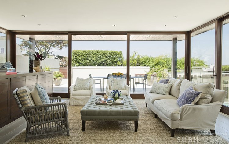 offene Raumgestaltung -helle-farben-modern-wohnzimmer-terrasse-beige-couches-sitzmoeglichkeit