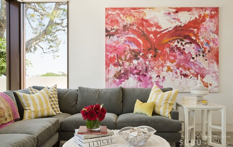 offene Raumgestaltung -helle-farben-modern-wohnzimmer-weiss-couch-grau-kunstbild-abstrakt