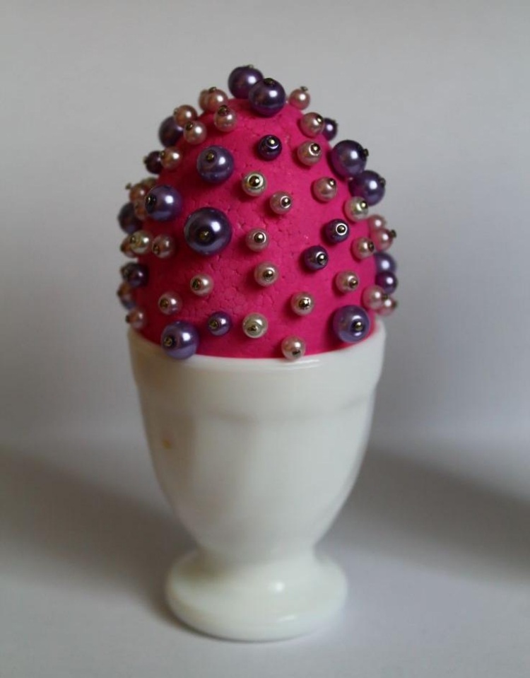 ostereier-perlen-verzieren-anleitung-eierbecher-stecknadel-purpur-kreativ-selber-machen