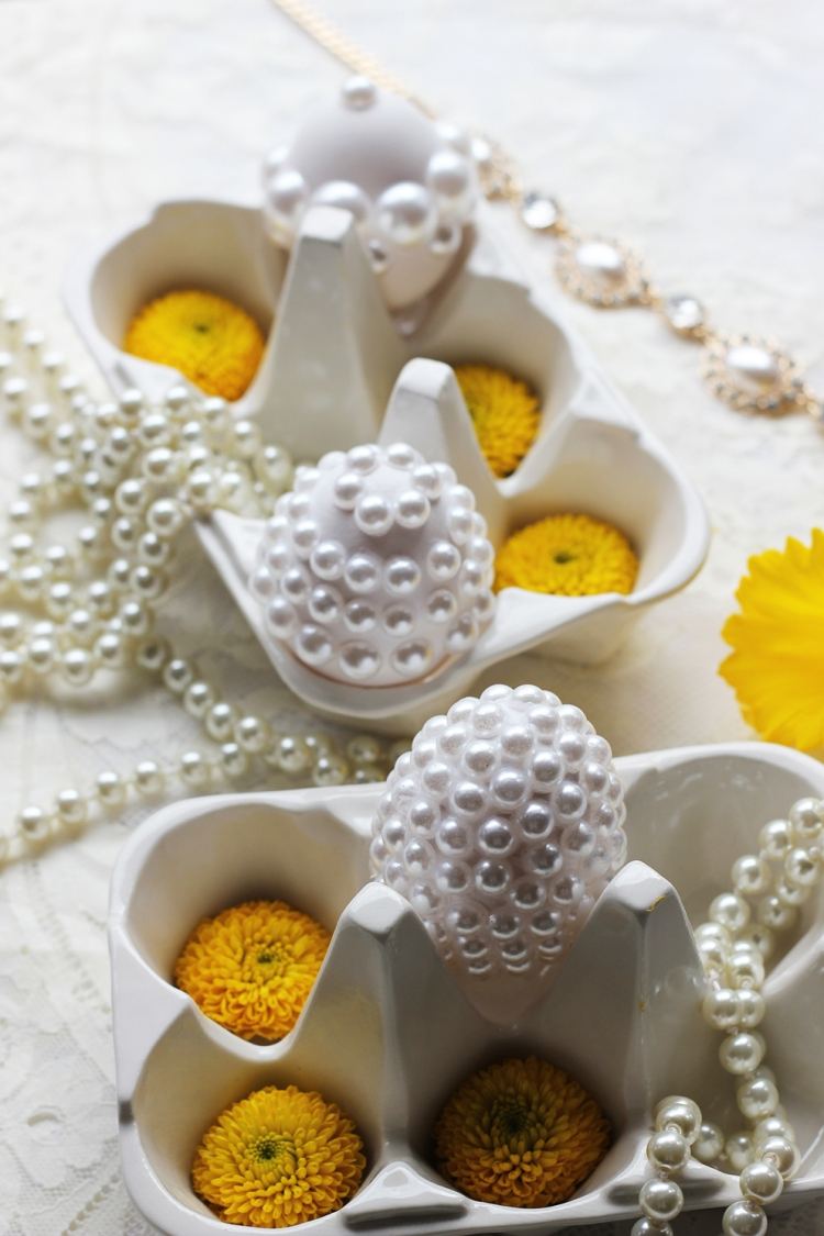 Ostereier mit Perlen -verzieren-anleitung-weiss-gelb-halbperlen-dekorieren-fruehlingsblumen