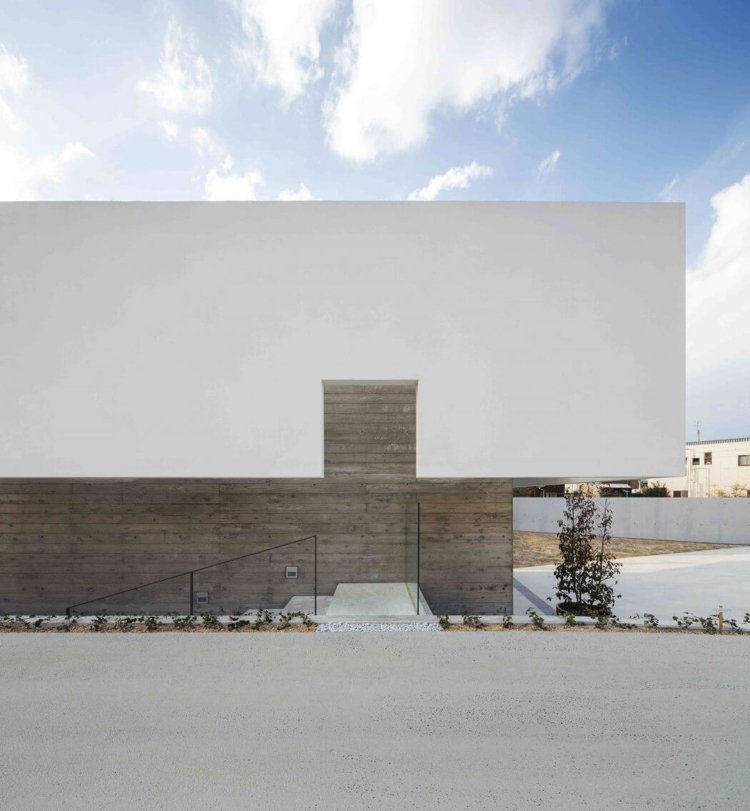 panoramafenster-innengarten-minimalistisch-flachdachhaus-beton-garten-hof
