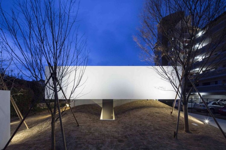 panoramafenster-innengarten-minimalistisch-flachdachhaus-moderne-architektur-beleuchtung
