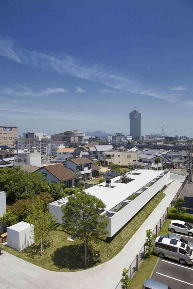 panoramafenster-innengarten-minimalistisch-flachdachhaus-moderne-architektur-design-japan
