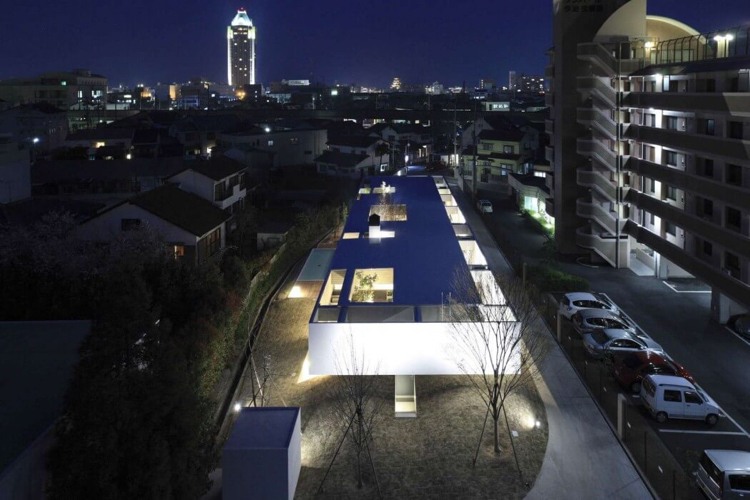 panoramafenster-innengarten-minimalistisch-flachdachhaus-moderne-architektur-urban-dachfenster