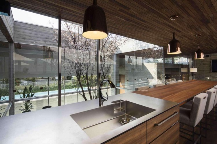 Panoramafenster zum Innengarten -minimalistisch-kueche-modern-design-holz-edelstahl