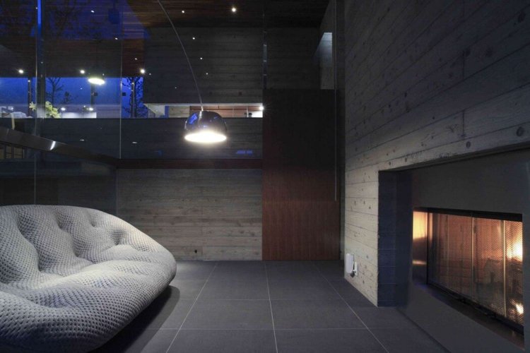 panoramafenster-innengarten-minimalistisch-wandgestaltung-beton-kamin-couch-design