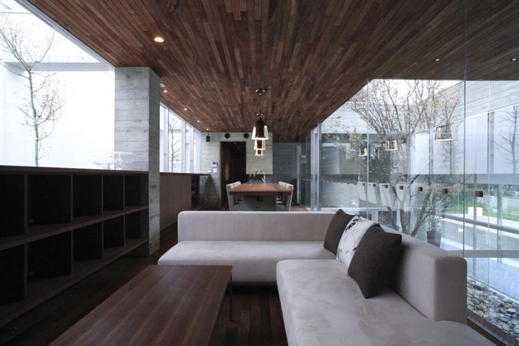 panoramafenster-innengarten-minimalistisch-wohnzimmer-couch-grau-deckenverkleidung-holz-beton