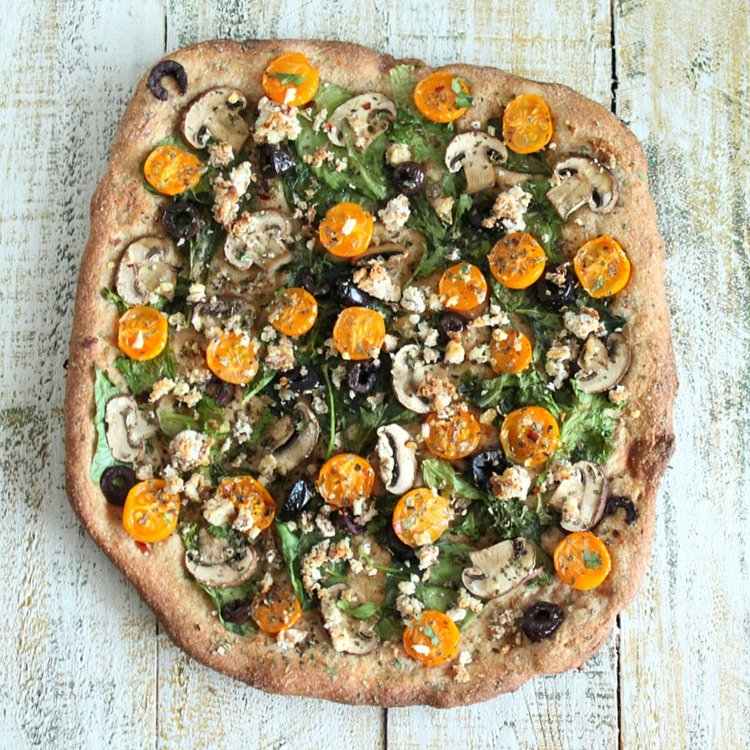pizza-vegane-mandel-feta-gelbe-cherrytomaten-champignons