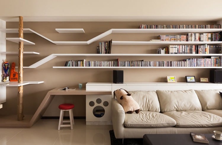 Regale nach Maß -design-katzenbaum-wohnzimmer-couch-beige-bücherregal