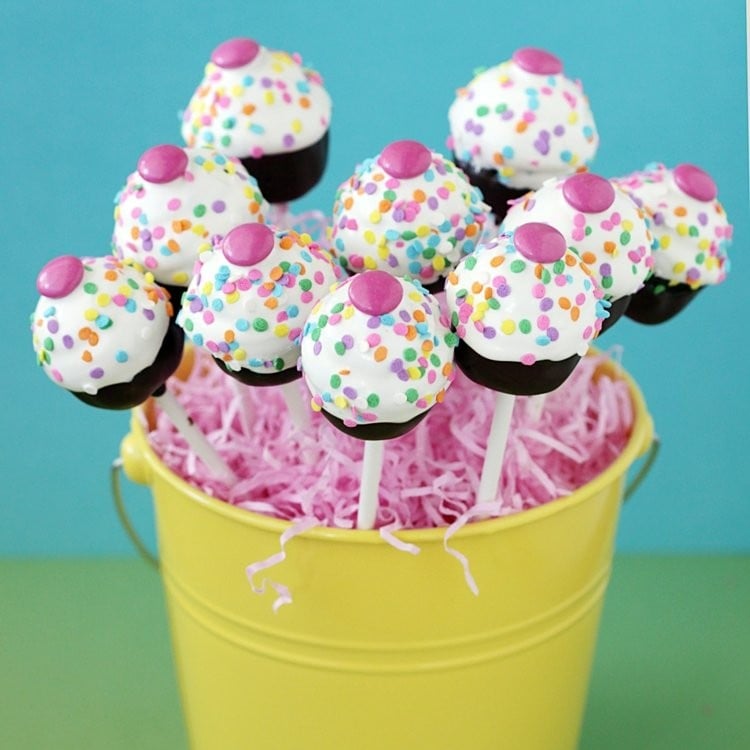rezepte-cake-pops-verspielt-verzieren-smarties-streusel-cupcake-look
