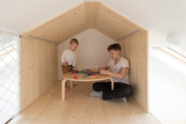 schlafzimmer-spielbereich-versteck-bude-dachboden-optik-spieltisch