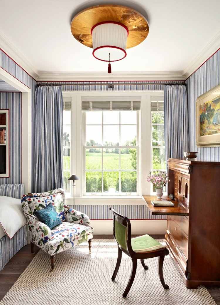 schlafzimmer-vorhang-design-blau-weiss-streifen-vintage-flair-sessel-polster-antik-schreibtisch