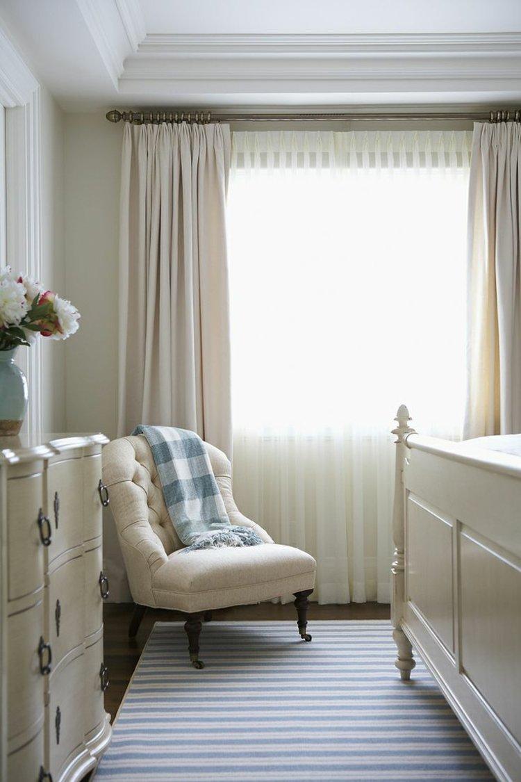schlafzimmer-vorhang-design-elfenbein-farben-mobel-blau-akzente