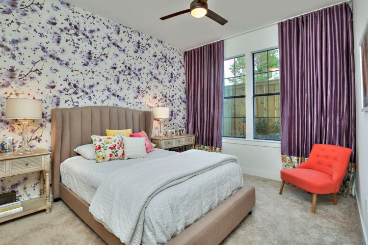 schlafzimmer-vorhang-design-streifen-purpur-tapete-florale-muster-flieder-farbe