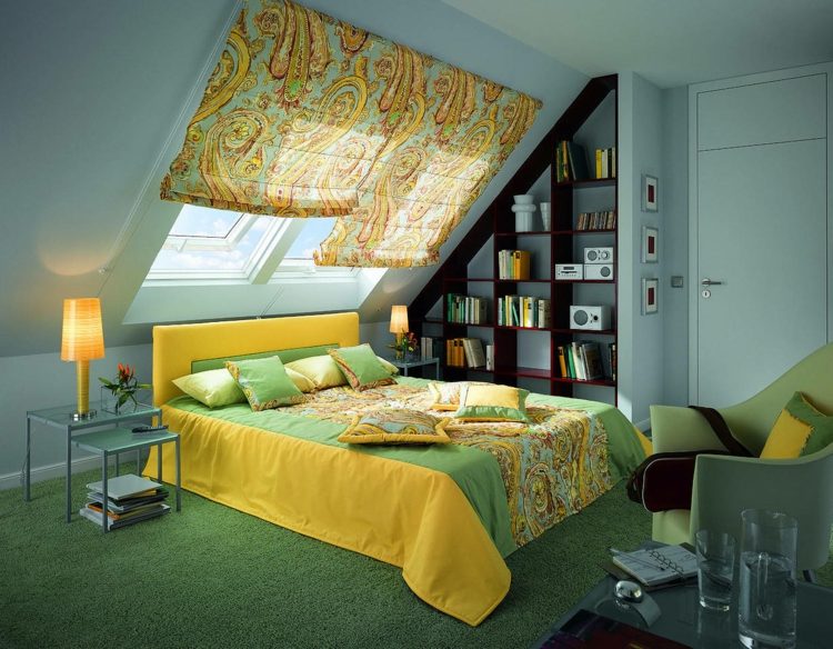 sonnenschutz-dachfenster-gelb-gruen-gestaltung-schlafzimmer-plissee-regal