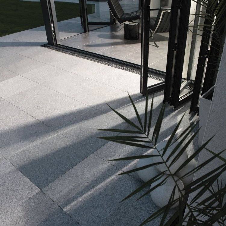 steinplatten-terrasse-terrassenplatten-grau-modern-outdoor-garnit-bradstone