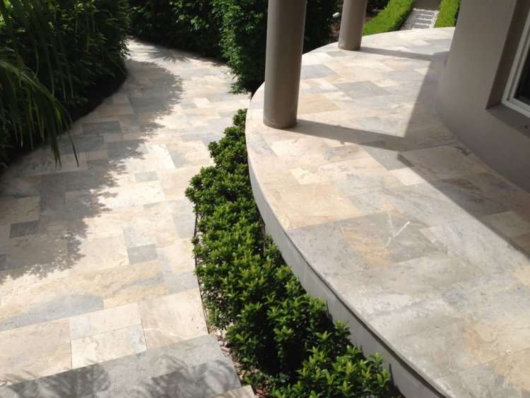 steinplatten-terrasse-terrassenplatten-kalkstein-garten-buchsbaum-straeucher
