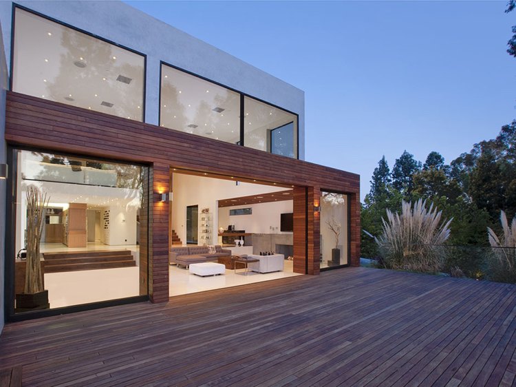 terrassenturen-schieben-großfensterwand-holzdielen-terrasse-moderne-architektur