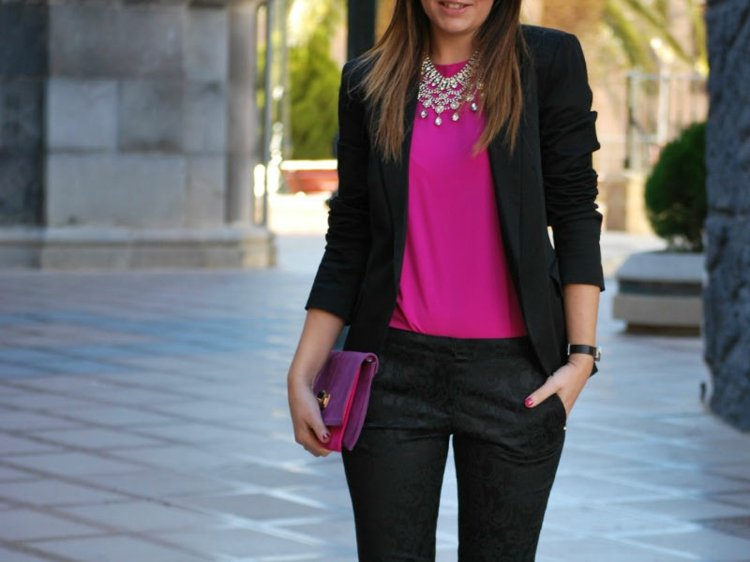 tipps-outfit-schwarz-stoffhose-blazer-pink-bluse-halsschmuck