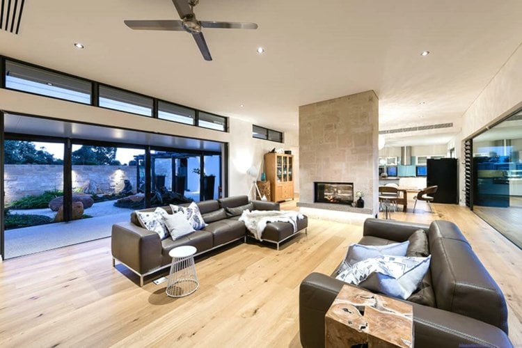tisch-massivholz-australien-innendesign-wohnzimmer-schwarz-leder-sofa