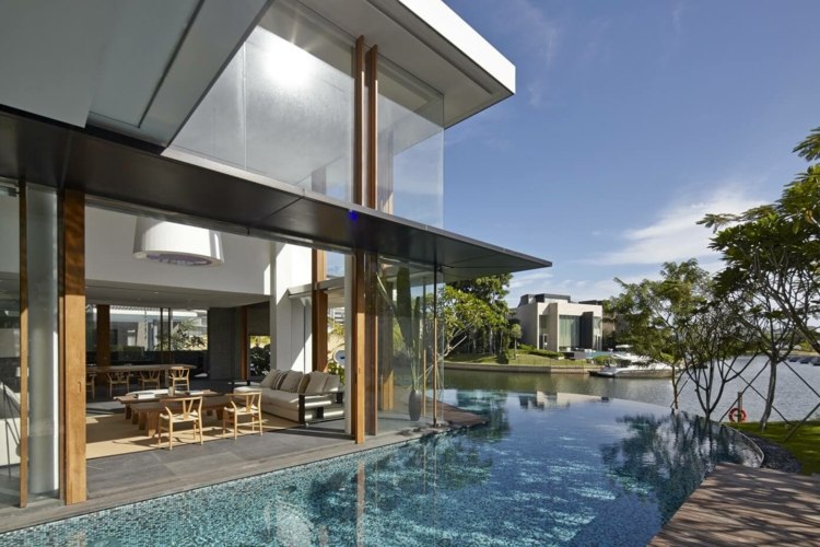 tischplatte-baumstamm-design-ferienhaus-inspiration-aussenbereich-pool-wohnzimmer