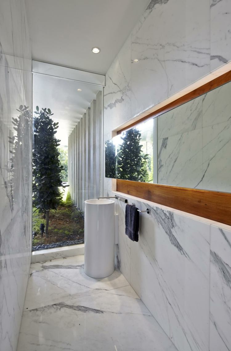 tischplatte-baumstamm-design-marmor-weiss-badezimmer-gestaltung-spiegel-holz-akzent