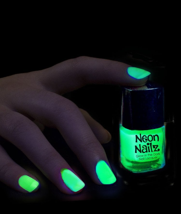 trends-neon-haare-party-nagellack-farbe-gruen-leuchtend-dunkelheit