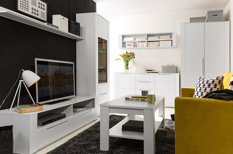 tv-moebel-weiss-matt-schwarze-wandgestaltung-gelbes-sofa