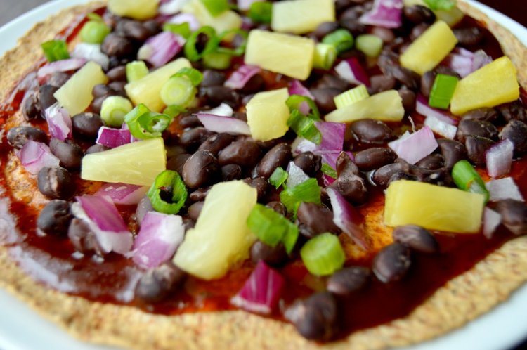 vegane-pizza-schwarze-bohnen-ananas-idee-hawaii-originell
