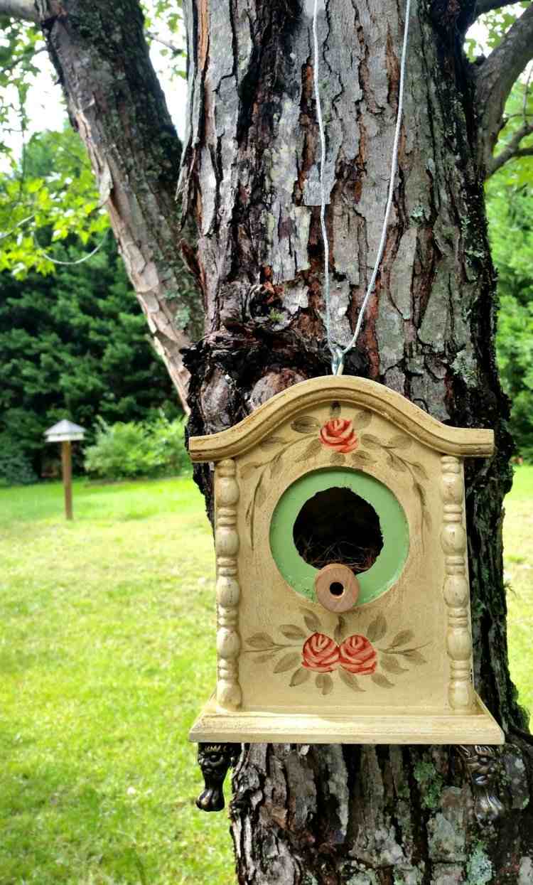 Vogelhaus selber bauen vintage-tischuhr-beige-rosen-muster
