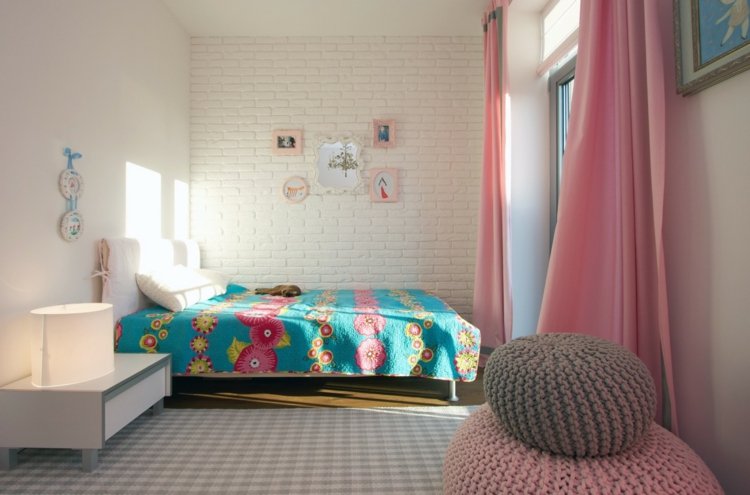vorhang-design-kinderzimmer-minimalistisch-blau-weiss-rosa-sitzpuff-nachtschrank