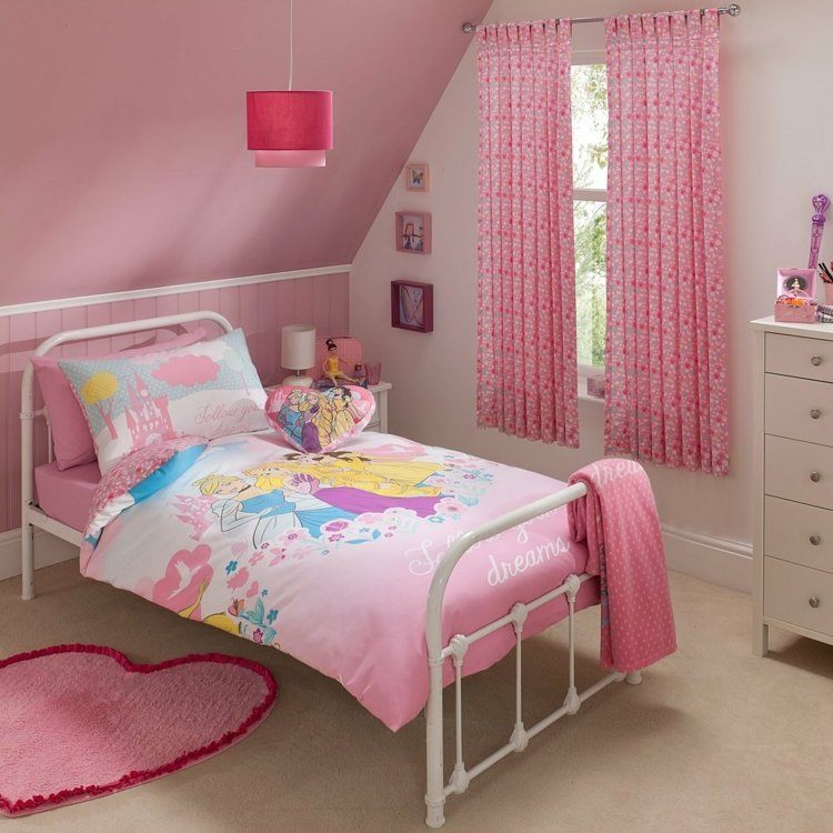 vorhang-design-kinderzimmer-rosa-maedchenzimmer-metall-bett-dachschraege
