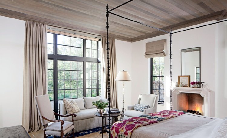 vorhang-design-schlafzimmer-beige-gross-fenster-kamin-himmelbett-ornamente