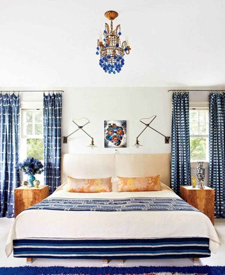 vorhang-design-schlafzimmer-blau-weiss-maritim-flair-gold-akzente-elegant