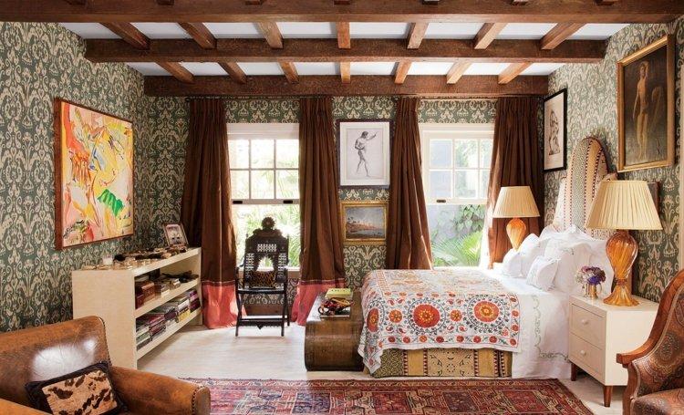 vorhang-design-schlafzimmer-braun-viktorianisch-stil-deckenbalken-mustertapete