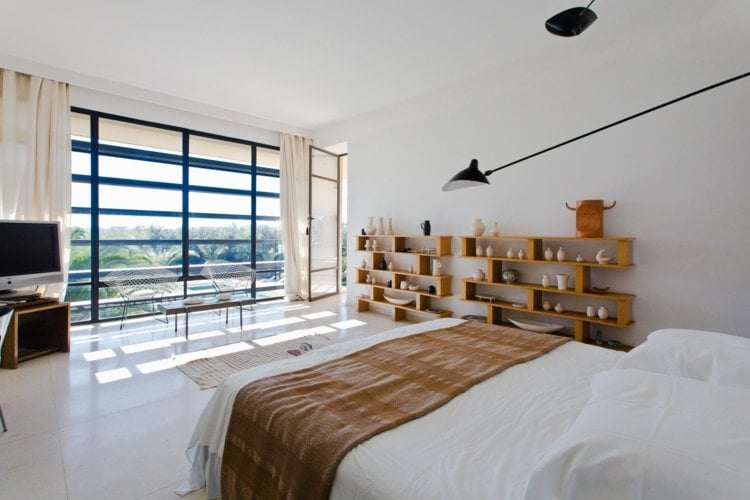 vorhang-design-schlafzimmer-creme-farbe-orginell-regale-minimalistisch-fliesen-grossformat